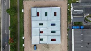 Nieuwbouw KMO-unit van <strong>178 m² met 65 m² mezzanine/kantoor en 3 privatieve parkeerplaatsen</strong> te koop, de unit maakt deel uit van het gloednieuwe bedrijvenpark <strong>"URSUS"</strong> die bestaat uit 17 KMO-units te koop met oppervlaktes tussen 175 m² en 227 m² (samenvoegbaar tot grotere oppervlaktes). Fantastisch gelegen nabij het centrum van Meulebeke en Tielt, op amper 4 km van de Brugsesteenweg (N50) en op slechts 5 km van de Pittemsesteenweg (N37) met een vlotte verbinding naar de E403 op- en afrit 8 Roeselare-Beveren.<br /><br />De casco magazijnen (en eventueel bijhorende kantoren) zijn opgebouwd uit geprefabriceerde geïsoleerde sandwichelementen in beton of metalen sandwichpanelen of een combinatie van beide. De loodsen, allen brandklasse B, hebben een vrije hoogte van +/- 6 meter en zijn toegankelijk via een automatische sectionale poort (al dan niet met een aparte toegangsdeur en glaspartij) en zijn voorzien van een lichtstraat. De duurzame bedrijfsgebouwen zijn gelegen in industriegebied voor ambachtelijke bedrijven en KMO's en zijn geschikt voor zowel opslag, productie, verwerking van goederen, groothandel, transport -en distributieactiviteiten, ... <br /><br />De units 1 tot en met 10 genieten van een uitstekende zichtbaarheid vanaf de Randweg, waardoor uw visuele aanwezigheid zowel voor voorbijrijdend verkeer als voor bezoekers aanzienlijk wordt versterkt.<br /><br />Per unit zijn er minstens twee privatieve parkeerplaatsen voorzien.<br />Er zijn ruime parkeer- en manoeuvreerruimte voorzien op het terrein. Voorziene oplevering begin Q2 2026.<br /><br />Contacteer <strong>PANORAMA B2B</strong> voor bijkomende inlichtingen, plannen of een vrijblijvend plaatsbezoek <strong>050 300 800</strong>.