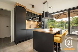 Ontdek dit uitzonderlijke penthouse van 121 m² in de recente Residentie High Five te Vilvoorde gebouwd in 2025, waar hedendaagse architectuur, luxueuze afwerking en baanbrekende energieprestaties perfect samenkomen. Dankzij de volledige zuidoriëntatie, grote raampartijen en het indrukwekkende panoramische terras geniet u de hele dag van een overvloed aan natuurlijk licht en een prachtig groen uitzicht.
De royale leefruimte met stijlvolle open keuken vormt het hart van de woning. De keuken is uitgerust met hoogwaardige toestellen en een elegant kookeiland, ideaal voor wie houdt van koken en gezellig tafelen. Via de grote schuiframen loopt u rechtstreeks naar het ruime zonneterras, een heerlijke plek om in alle rust te ontspannen.
De ruime slaapkamer beschikt eveneens over een rechtstreekse toegang tot het terras en wordt aangevuld met een op maat gemaakte dressing. Daarnaast is er een tweede polyvalente kamer die perfect dienst kan doen als slaapkamer, bureau of hobbyruimte. Verder beschikt het appartement over een luxueuze douchekamer, een afzonderlijk toilet, een volledig ingerichte wasruimte, een vestiaire met design glazen deuren, een gemeenschappelijke fietsenberging en een privatieve buitenberging.
Dit penthouse behoort tot de absolute top op vlak van energiezuinigheid. Met een EPC A, een uitzonderlijk E-peil E3, een warmtepomp, zonnepanelen, vloerverwarming op lage temperatuur, actieve koeling en hoogwaardige thermische en akoestische isolatie geniet u van maximaal wooncomfort én bijzonder lage energiekosten. Dankzij de eigen energieproductie bedraagt het geschatte elektriciteitsverbruik slechts ongeveer €20 per maand.
Bij het appartement hoort een extra brede, beveiligde autostaanplaats met laadpunt voor een elektrische wagen, aan te kopen voor €30.000. De gemeenschappelijke kosten bedragen slechts €85 per maand, inclusief syndicus, gebouwverzekering en onderhoud.
Een bijkomende troef is dat dit appartement verkocht wordt onder het gunstige nieuwbouwregime, zonder 21% btw, met bovendien de mogelijkheid om onder bepaalde voorwaarden te genieten van het verlaagde btw-tarief van 2%. Daarnaast profiteert u nog van de resterende 10-jarige structurele garantie van de projectontwikkelaar.
Gelegen op een strategische locatie nabij Brussel, belangrijke invalswegen, openbaar vervoer en alle dagelijkse voorzieningen, vormt dit instapklare penthouse een zeldzame opportuniteit voor wie op zoek is naar een exclusieve woning.
