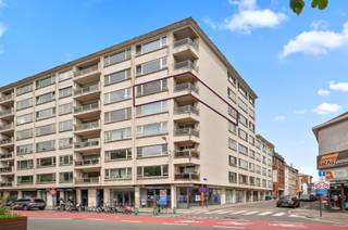 <p><span>Dit hoekappartement op de vijfde verdieping, ligt aan de minst drukke kant van de Schuttersvest, een brede laan met grote bomen en parkeerplaatsen in de middenstrook. Alle lokalen komen uit op één centrale inkom, met dubbele authentieke deuren naar de leefruimte. Let op de bergingsruimte boven de binnendeuren. De living beschikt over grote ramen en plaats voor een grote sofa en een thuisbureel. De ingerichte eetkeuken is functioneel ingericht en geeft u toegang tot het overdekte balkon. De Vereniging van Medeeigenaars, die beschikt over een reservekapitaal van 106.588,00, laat de renovatie van gevel, terrassen en dak bestuderen. De EPC-score van 213 kWh per m² per jaar (label C), wordt bereikt door onder meer 2 collectieve gasketels en 2 voorraadvaten. De huidige eigenaars betalen maandelijks incl. verwarming ± 155,00 voor kosten m.b.t. gemeenschappelijke delen. De ruime kamer met grote ramen, geeft uit op een rustige zijstraat (Oude Brusselsestraat). In de badkamer spotten we een mooie douchecabine, een lavabo (spiegelkast) en plaats voor een wasmachine. De toiletruimte is groot genoeg voor een toilet plus een handwasbakje. Qua bergingsruimte staan een kelder (nr. 69) en een kleine berging ter beschikking. Dit appartement is verhuurd aan 743 per maand, plus 90 kosten (inclusief provisie voor de collectieve verwarming). De fantastische officiële Mobiscore van 9,6 op 10 bewijst dat u hier ook kan wonen zonder auto. Indien gewenst, kan u echter de autostaanplaats GPA6 aankopen tegen 25.000 euro (huurwaarde 110 euro per maand).</span></p>
