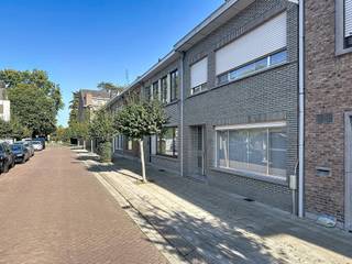 Deze ééngezinswoning biedt heel wat mogelijkheden en is bovendien gelegen in een bijzonder rustige buurt aan de stadsvesten.<br />Indeling gelijkvloers: inkomhal, gastentoilet, woonkamer met toegang tot keuken en veranda. Beschutte stadstuin, zuid-oost georiënteerd;<br />Eerste verdieping: 3 slaapkamers en grote badkamer (ligbad, toilet, dubbele wastafel);<br />Zolder bereikbaar met trektrap: mogelijkheid tot extra kamer, hobbyruimte, ...<br />Een absolute troef is de garagebox met sectionaal poort, die inbegrepen is in de vraagprijs. <br />Het dak werd reeds gerenoveerd, er werd een nieuwe cv-ketel geplaatst en de woning beschikt over een gunstig EPC.<br />Een mooie combinatie van ruimte, licht, comfort en potentieel. Unieke kans op een topligging!
