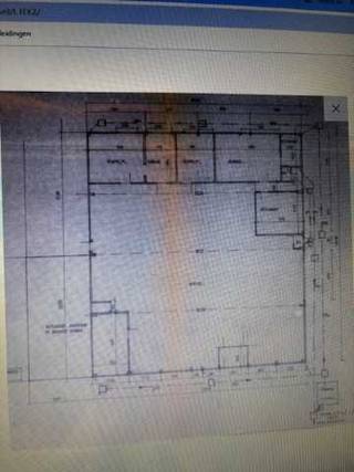 Pand bestaande uit loft (woongedeelte) en commerciële ruimte ideaal voor vrij beroep of zelfstandige activiteit.Groot plat dak leent zicht perfect...
