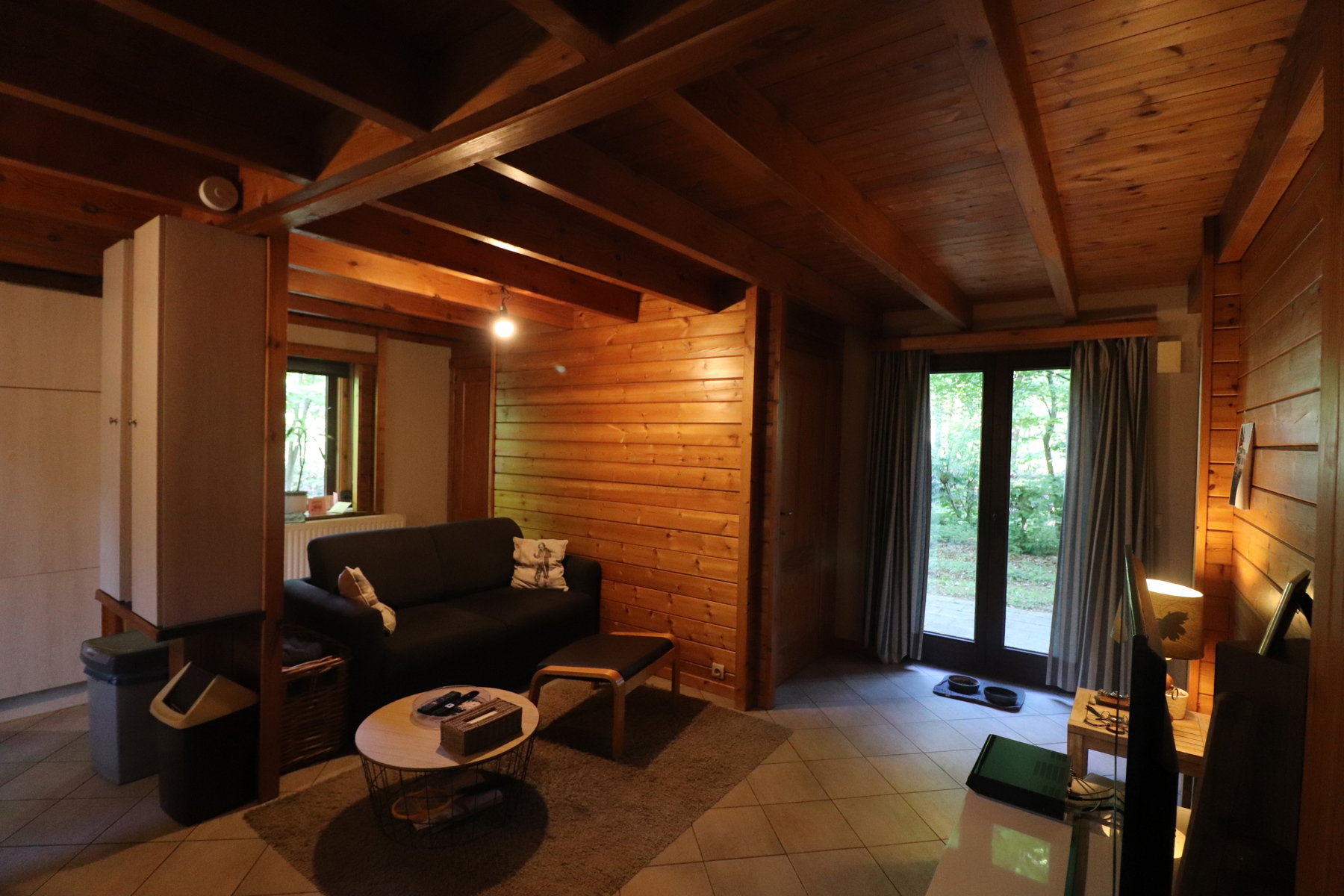 Een weekendverblijf met verdieping en met terras, carport en tuin. - foto 4