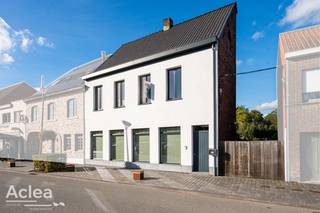 Ruime halfopen bebouwing op een uitzonderlijk perceel van 1.873 m² in het centrum van Kaprijke!<br /><br />Op zoek naar ruimte, comfort én een uitstekende ligging? Deze ruime halfopen bebouwing combineert het allemaal. Gelegen in het centrum van Kaprijke, op een uitzonderlijk perceel van maar liefst 1.873 m², biedt deze eigendom een unieke opportuniteit. Een dergelijk ruim perceel op deze locatie komt zelden op de markt.<br /><br />De woning beschikt over een aangename bewoonbare ruimte en maar liefst 5 slaapkamers, ideaal voor grote gezinnen of wie graag extra ruimte heeft voor een bureau, hobbykamer of logeerkamer. Tussen 2006 en 2016 werd de woning volledig gerenoveerd en met een EPC-label B geniet u bovendien van een gunstige energiescore.<br /><br />Ook buiten is er heel wat potentieel. Op het perceel bevindt zich een ruime schuur van ca. 160 m², deels ingericht als schuur en deels overdekt. Deze biedt tal van mogelijkheden voor opslag, hobby's of andere praktische doeleinden.<br /><br />Een eigendom met ruimte in overvloed, zowel binnen als buiten, op een toplocatie in Kaprijke. Ideaal voor wie centraal wil wonen en tegelijk wil genieten van een uitzonderlijk ruim perceel.