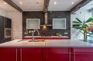 Het gelijkvloers heeft een bewoonbare opp. van 125 m². We betreden de woning in de mooie keuken (29 m²), die uitgerust is met gasvuur,...