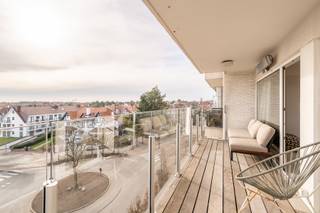 En vente exclusive: Situé dans un quartier très prisé du Zoute, à deux pas de la digue, cet appartement exceptionnellement spacieux et lumineux...