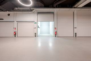 Gelegen in het exclusieve hart van het Zoute, onder het prestigieuze Albertplein, bevindt zich deze ruime en afgesloten garagebox. Dankzij de ligging op niveau -1 geniet u van een vlotte en comfortabele toegang.<br /><br />De garagebox onderscheidt zich door zijn hoogwaardige afwerking en biedt een veilige en praktische oplossing voor uw wagen of extra opslagruimte.