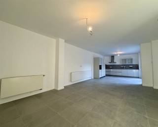 <p><span>Volledig gerenoveerde woning nabij het centrum van Maaseik!</span></p><p><span> </span></p><p><span>Ontdek deze instapklare en volledig gerenoveerde woning aan de Bosmolenlaan 8 te Maaseik. Deze charmante gesloten bebouwing werd in 2024-2025 van A tot Z vernieuwd en combineert modern wooncomfort met een uiterst gunstige ligging vlakbij het centrum van Maaseik en op korte afstand van de Nederlandse grens.</span></p><p><span> </span></p><p><span>Op het gelijkvloers bevindt zich een ruime inkomhal met gastentoilet en ruimte voor vestiaire. Aan de straatzijde ligt een praktische bureauruimte of eventueel extra slaapkamer, ideaal voor wie thuis werkt of gelijkvloers wil slapen. Verder is er een lichtrijke leefruimte met open keuken, volledig nieuw en voorzien van alle comfort, met directe toegang tot het terras. </span></p><p><span> </span></p><p><span>Via een charmant bruggetje over de Bosbeek bereik je de achtergelegen tuin, een bijzonder en sfeervol element dat zorgt voor een uniek karakter.</span></p><p><span> </span></p><p><span>De eerste verdieping biedt drie slaapkamers, een moderne badkamer met inloopdouche, een apart toilet en een extra berging die dienstdoet als technische ruimte.</span></p><p><span> </span></p><p><span>De zolderverdieping werd eveneens volledig afgewerkt en beschikt over een extra slaapkamer, een tweede badkamer met ligbad, wasmeubel en een derde toilet.</span></p><p><span> </span></p><p><span>Daarnaast is er ook een kelder aanwezig, ideaal als extra opslagruimte.</span></p><p><span> </span></p><p><span>Deze woning onderging een volledige totaalrenovatie in 2024-2025 waarbij werkelijk alles werd vernieuwd:</span></p><ul><li><span>Nieuwe PVC-ramen met dubbele beglazing</span></li><li><span>Volledig vernieuwd en geïsoleerd dak met dakramen</span></li><li><span>Nieuwe elektriciteits- en waterleidingen</span></li><li><span>Nieuwe vloeren doorheen de volledige woning</span></li><li><span>Splinternieuwe keuken voorzien van alle comfort</span></li><li><span>Twee volledig vernieuwde badkamers met bad, inloopdouche en in totaal drie toiletten</span></li><li><span>Elektriciteit conform</span></li><li><span>Verwarming op aardgas</span></li><li><span>EPC-score: 181 (B-label)</span></li><li><span>Asbestveilig</span></li><li><span>Voorgevel met karakter, achtergevel vernieuwd en voorzien van isolatie en crepi</span></li></ul><p><span>Woning wordt momenteel verhuurd aan €1.200/maand. Het huurcontract kan bij aankoop worden opgezegd.</span></p><p><span> </span></p><p><span>Wil je deze prachtige gerenoveerde woning zelf ontdekken?</span></p><p><span>Contacteer Robin van Jemar via 0484 35 73 08 of <span>robin@jemar.be</span></span><span> voor meer informatie of een bezoek ter plaatse.</span></p><p><span> </span></p>