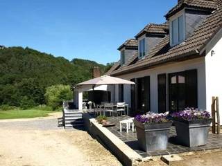 Aan de rand van het Warfaazmeer, in het hart van een typisch dorp in de regio Spa, heeft dit karaktervolle eigendom een oppervlakte van ± 187 m² volgens het PEB. Gelegen op een perceel van 61,52 are dat zich uitstrekt van de weg tot aan het meer, bestaat het uit een ruim hoofdhuis, aangevuld met een appartement en een aparte studio. Het geheel biedt een configuratie die geschikt is voor een residentieel project in combinatie met verhuur of de uitoefening van een vrij beroep.<br />Het hoofdhuis biedt comfortabele volumes en een functionele indeling, ideaal voor een hoofd- of tweede verblijf. Het appartement en de studio hebben aparte toegangen, waardoor er een duidelijke scheiding van de ruimtes en behoud van privacy is. De studio kan ook geschikt zijn voor de vestiging van een zelfstandige professional - tandarts, advocaat, kinesitherapeut of andere adviesactiviteiten - dankzij zijn autonomie en zichtbaarheid. Het geheel maakt direct gebruik als toeristische accommodatie of gemengd gebruik mogelijk, met behoud van een kwalitatieve leefomgeving aan het water.<br />De uitzonderlijke ligging aan de oever van het meer, de rustige en authentieke natuurlijke omgeving, het ruime perceel met directe toegang tot het water en het bestaande exploitatiepotentieel zijn de belangrijkste troeven van deze eigendom.<br />Technisch gezien zijn de ramen voorzien van dubbele beglazing. De water- en elektriciteitsinstallaties voldoen aan de geldende normen. Het warme water wordt geproduceerd door een boiler. Het eigendom is niet aangesloten op de riolering en functioneert met behulp van een individuele zuiveringsinstallatie.