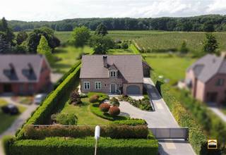 Uitzonderlijke villa met 4 slaapkamers en zeer ruime tuin op gunstige locatie* Energiezuinig (EPC-label: B)* Asbestveilig Deze uitzonderlijke villa...