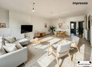 <h3><span>Centraal gelegen duplexappartement nabij het gemeentepark van Schoten</span></h3><p><span>Dit centraal gelegen duplexappartement bevindt zich op een toplocatie, op slechts een steenworp afstand van het gemeentepark van Schoten. Dankzij de gunstige ligging geniet je van een ideale woonomgeving: het dorpscentrum is gemakkelijk bereikbaar te voet of met de fiets, en ook het openbaar vervoer bevindt zich in de directe nabijheid. Bovendien is er een vlotte verbinding met de snelweg en andere belangrijke uitvalswegen, wat zorgt voor een uitstekende mobiliteit.</span></p><h4><span>Kenmerken van het appartement</span></h4><ul><li><span>Ligging: tweede en derde verdieping van een kleinschalig gebouw (3 verdiepingen)</span></li><li><span>Belangrijkste renovaties en vernieuwingen:</span><ul><li><span>Nieuwe ramen en vliegenramen (2016)</span></li><li><span>Automatische rolluiken aan de voorzijde (2016)</span></li><li><span>Gevelrenovatie achterzijde (2018)</span></li><li><span>Vernieuwde en gekeurde elektriciteit (2021)</span></li><li><span>Nieuwe verwarmingsketel (2023)</span></li><li><span>Airconditioning (LG Dual Inverter, 2023)</span></li></ul></li></ul><h4><span>Indeling</span></h4><p><span>Tweede verdieping:</span></p><ul><li><span>Centrale hal met vestiairekast</span></li><li><span>Ruime woonkamer (32 m²)</span></li><li><span>Aparte keuken (8 m²), uitgerust met inductiekookplaat (2023), dampkap, spoelbak, oven (2019) en vaatwasser (2021)</span></li><li><span>Badkamer (4 m²) met ligbad/douche, lavabomeubel, handdoekdroger en toilet</span></li><li><span>Twee slaapkamers (11 m² en 14 m²), waarvan de kleinste toegang biedt tot een gezellig terrasje</span></li></ul><p><span>Derde verdieping:</span></p><ul><li><span>Open ruimte (28 m²) met ingemaakte kasten, ideaal als bureauruimte, hobbykamer of extra slaapkamer</span></li><li><span>Ruim dakterras (30 m²) met westelijke oriëntatie, perfect om in de namiddag- en avondzon te ontspannen</span></li></ul><h4><span>Extra troeven</span></h4><ul><li><span>Garagebox beschikbaar voor 30.000</span></li><li><span>Totale bruikbare vloeroppervlakte: 108 m²</span></li></ul><p><span>Dit goed onderhouden en instapklaar appartement combineert comfort, licht en ruimte op een uiterst centrale locatie. Een ideale keuze voor wie op zoek is naar zorgeloos woongenot met alle voorzieningen binnen handbereik.</span></p><p><span>Instelprijs:</span><span><br /></span><span>De vermelde prijs is een richtprijs</span><span>. Deze methode geeft u, als potentiële koper, de kans om op een </span><span>transparante manier</span><span> te bieden. Na ontvangst van de biedingen beslist de verkoper of hij/zij de eigendom verkoopt aan het hoogste bod. De richtprijs is dus niet bindend voor de verkoper.</span></p><p><span> </span></p>