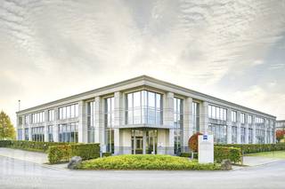 <strong>686 m² office</strong> for rent near the Leuvense Steenweg in Zaventem.<br />Superbly located, just off the Leuvense Steenweg and only 2 km from the E40 exit in Steenokkerzeel, offering quick access to the R0 within 2.5 km. The location is also easily accessible by public transport, with Nossegem station located 1.5 km away and several bus stops nearby.<br /><br />The office is located on the first floor of a modern building in the Ikaros Business Park and is fully equipped with contemporary amenities. The site also offers a variety of facilities, including meeting rooms, a restaurant, seminar rooms, a daycare, and a fitness area with showers. There is ample parking available with charging stations for electric vehicles.<br /><br /><strong>Immediately available!</strong> Other office spaces are also available, ranging from <strong>137 m² to 5.300 m²</strong>, perfect for growing businesses.<br /><br />Contact <strong>PANORAMA B2B</strong> for more information, plans, or to schedule a viewing at <strong>0477 09 00 09.</strong>