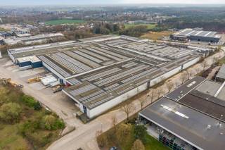 Ce centre de distribution récent est situé à Dilsen-Stokkem, stratégiquement situé entre l'E314 et la frontière néerlandaise, avec une combinaison d'environ 5 000 m² d'espace d'entrepôt et de bureaux en option. Grâce à la connexion directe à l'E314, ce site bénéficie d'une excellente accessibilité aux principaux centres logistiques de Belgique et de la région frontalière avec les Pays-Bas.<br /><br />L'entrepôt a une superficie d'environ 5 000 m² et convient à diverses activités logistiques. De plus, des places de parking sont prévues sur le site et il est possible de louer des bureaux supplémentaires.<br /><br />Spécifications<br />- hauteur libre : env. 4,5 m à 8 m<br />- possibilité de quais de chargement<br />- 5 portes sectionnelles<br />- bonne accessibilité pour le trafic de marchandises<br /><br />Le bâtiment est immédiatement disponible et constitue une opportunité intéressante pour les entreprises à la recherche d'un espace logistique stratégiquement situé dans le Limbourg.