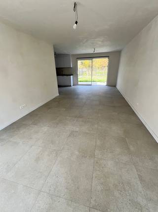 Moderne afgewerkte BEN-woning op een perceel van 4are 49ca in een nieuwe verkaveling.<br />Deze woning is een halfopen bebouwing en is als volgt ingedeeld. Op het gelijkvloers is er een inkomhal met trap naar verdieping, toilet, woonkamer opgedeeld in zithoek en eethoek, open ingerichte keuken, berging. Op de verdieping zijn er 3 slaapkamers waarvan 1 met dressingruimte, badkamer met ligbad, toilet, enkele lavabo en een berging. Naast de woning is er een carport. Terras en tuin zijn toegankelijk via een schuifraam in de woonkamer.<br />Vloer, keuken en badkamer worden door architect en promotor gekozen en geïnstalleerd. U dient enkel nog schilder- en behangwerken te doen en de woning is klaar om bewoond te worden.