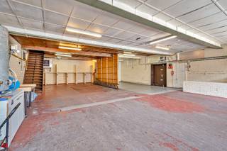 Deze unieke eigendom combineert moeiteloos opslagruimte, werkplekken en wooncomfort, gelegen op een rustige maar vlot bereikbare locatie in Gent. De locatie bevindt zich op slechts 3 minuten van de R4, 7 minuten van de E40 en 8 minuten van de E17, wat het ideaal maakt voor vlotte verbindingen in alle richtingen. Er zijn bovendien twee toegangen: via de hoofdingang of via een zijstraat, wat zorgt voor extra flexibiliteit en gebruiksgemak.<br /><br />Indeling:<br />Via de inkomhal betreed je een ruime, open koer die baadt in natuurlijk licht. Aansluitend bevindt zich de opslagruimte/magazijn, (157m² per verdieping) verdeeld over drie niveaus: een kelderverdieping, een gelijkvloers en een eerste verdieping – ideaal voor stockage of logistieke doeleinden.<br /><br />Aan de rechterzijde van de koer bevinden zich de garages en een aangename tuin.<br />Op het gelijkvloers vind je bovendien een aparte bureauruimte en een handelsruimte, perfect geschikt voor administratief werk of het ontvangen van klanten.<br />Mogelijks kan je er 2 woningen van maken... Na goedkeuring stedenbouw.<br /><br />Via de hoofdingang heb je toegang tot het woongedeelte op de eerste en tweede verdieping. Hier bevinden zich een lichtrijke woonkamer, een keuken, een badkamer en één slaapkamer. De tweede verdieping telt nog twee extra slaapkamers.<br /><br />Troeven:<br />Ideale combinatie van wonen, werken en opslag<br />Grote koer met veel lichtinval<br />Garage én tuin<br />Centrale, goed bereikbare ligging in Gent<br />Geschikt voor zelfstandigen, ondernemers of investeerders<br /><br />Deze eigendom biedt tal van mogelijkheden, zowel privé als professioneel. Een bezoek ter plaatse laat je de ruimte en het potentieel ten volle ervaren.<br /><br />Elk bod wordt voorgelegd aan de eigenaar.<br />Meer info of een bezichtiging?<br />Bel Conny 0498/696563