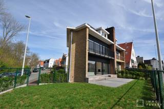 Gelegen in de Anemonenlaan, op korte afstand van het strand van Duinbergen, bevindt zich deze charmante koppelwoning met praktische indeling...