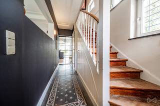 <p>Gelegen in het hart van één van de mooiste lanen van Watermaal-Bosvoorde, op wandelafstand van de Keymplein, biedt deze karaktervolle woning ongeveer ±203 m² bewoonbare oppervlakte (volgens EPC) en vormt ze een perfecte balans tussen authentieke charme en hedendaags wooncomfort.</p>
<p>Vanaf het eerste moment weet de woning te verleiden met haar authenticiteit: originele materialen, royale volumes en een mooie lichtinval… Een warme, bijna tijdloze sfeer, die doorheen de jaren werd verrijkt met doordachte aanpassingen afgestemd op de woonbehoeften van vandaag.</p>
<p>Hier staat karakter niet stil — het evolueert met de tijd.</p>
<p>Achteraan bevindt zich de echte troef: een prachtig perceel van 565 m², een zeldzaamheid in de buurt. Een ruime, rustige en groene buitenruimte die een uniek gevoel van rust biedt in Brussel, met uitzonderlijk potentieel.</p>
<p>De ligging is een absolute meerwaarde: een gegeerde residentiële omgeving, op korte afstand van winkels, scholen en openbaar vervoer (onder andere bus 95), met een vlotte verbinding naar het stadscentrum, terwijl u geniet van een groene en rustige leefomgeving.</p>
<p>Beschikbaar bij akte, vormt deze woning een unieke opportuniteit voor liefhebbers van karaktervolle panden die ze naar eigen smaak willen aanpassen, met een sterke basis en een topligging.</p>
<p>PEB : F – 320 kWh/(m².an) – 64 kg CO₂/(m².an)</p>