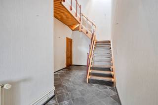 <p><span>Karaktervol hoekpand met handelsruimte en ruime woning op een absolute topligging aan de Bosstraat in Maaseik.</span><span> </span></p><p><span> </span></p><p><span> </span></p><p><span>Dit veelzijdige eigendom combineert wonen en werken op een uitstekende locatie en biedt tal van mogelijkheden voor zelfstandigen, vrije beroepen of investeerders.</span></p><p><span> </span></p><p><span> </span></p><p><span>ALGEMEEN:</span></p><ul><li><span>Uitstekende, centrale ligging aan de Bosstraat en de rustige Vossenbergstraat.</span></li><li><span>Bouwjaar: 1939.</span></li><li><span>EPC-label C, waardoor het pand niet onderhevig is aan de renovatieverplichting.</span></li><li><span>Perceeloppervlakte: 1a21ca.</span></li><li><span>KI: €1.591.</span></li><li><span>Verwarming op aardgas met twee afzonderlijke cv-ketels voor de handelsruimte en de woning.</span></li><li><span>PVC-ramen met dubbele beglazing.</span></li><li><span>De woning is volledig uitgerust met elektrische zonnewering voorzien van sensoren (geplaatst circa 10 jaar geleden).</span></li><li><span>Het dak werd ongeveer 15 jaar geleden volledig vernieuwd.</span></li></ul><p><span> </span></p><p><span> </span></p><p><span>INDELING:</span></p><p><span>HANDELSRUIMTE (+/- 100 m²):</span></p><ul><li><span>Commerciële ruimte met een goede zichtbaarheid dankzij de hoekligging en directe toegang via de Bosstraat. Uitgerust met een alarminstallatie en veiligheidsrolluiken.</span></li><li><span>Ruime winkelruimte met donkere laminaatvloer en grote vitrines langs zowel de Bosstraat als de Vossenbergstraat, wat zorgt voor een maximale lichtinval en optimale visibiliteit.</span></li><li><span>Berging.</span></li><li><span>Ruimte met kitchenette voorzien van een spoeltafel.</span></li><li><span>Extra bergruimte met aansluitend gastentoilet en fonteintje.</span></li><li><span>Rechtstreekse toegang tot de gezamenlijke kelder en de achterliggende woning.</span></li></ul><p><span> </span></p><p><span> </span></p><p><span>WONING:</span></p><p><span>GELIJKVLOERS (toegankelijk via de Vossenbergstraat)</span></p><ul><li><span>Royale inkomhal met houten trap naar de eerste verdieping. De inkomhal is afgewerkt met een donkere natuurstenen vloer en biedt toegang tot zowel de kelder als de handelsruimte.</span></li></ul><p><span> </span></p><p><span> </span></p><p><span>EERSTE VERDIEPING:</span></p><ul><li><span>Polyvalente ruimte, ideaal als bureau, leeshoek of hobbyruimte, afgewerkt met een parketvloer.</span></li><li><span>Keuken voorzien van een vaatwasser, spoeltafel, kookvuur en oven. De toestellen zijn aan vernieuwing toe.</span></li><li><span>Gezellige leefruimte met authentieke parketvloer die zorgt voor een warme en karaktervolle uitstraling.</span></li><li><span>Badkamer uitgerust met een ruime douche, wastafel en kastruimte.</span></li><li><span>Apart toilet met fonteintje.</span></li><li><span>Slaapkamer 1, gelegen aan de Bosstraat, met een aangenaam uitzicht op de omgeving.</span></li><li><span>Trap naar de tweede verdieping.</span></li></ul><p><span> </span></p><p><span> </span></p><p><span>TWEEDE VERDIEPING:</span></p><ul><li><span>Nachthal met groot schuifraam dat uitgeeft op een ruim en zonnig stadsterras van circa 21 m², een heerlijke plek om in alle rust van het buitenleven te genieten.</span></li><li><span>Slaapkamer 2 met rechtstreeks toegang tot het terras via een schuifraam.</span></li><li><span>Slaapkamer 3.</span></li><li><span>Slaapkamer 4.</span></li><li><span>Slaapkamer 5.</span></li><li><span>Vaste trap naar de zolderverdieping.</span></li></ul><p><span> </span></p><p><span> </span></p><p><span>ZOLDERVERDIEPING:</span></p><ul><li><span>Ruime polyvalente zolder met tal van uitbreidings- en inrichtingsmogelijkheden.</span></li></ul><p><span> </span></p><p><span> </span></p><p><span>KELDERVERDIEPING:</span></p><ul><li><span>Praktische kelder, verdeeld over drie afzonderlijke ruimtes en bereikbaar vanuit zowel de handelsruimte als de woning. Ideaal voor extra opslag.</span></li></ul><p><span> </span></p>