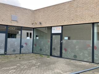 Zeer mooie Kantoorruimte van 745.5 m² voorheen als kinderdagverblijf. Verschillende grote ruimtes met veel lichtinval door grote raampartijen aan de voorzijde en ramen aan de achterzijde, ideaal als kantoorruimte of winkelruimte gelegen aan een zeer rustige zijweg aan de IJse en vlak bij het belangrijkste kruispunt van Overijse. Zeer goede verbinding, in de buurt van de snelweg en op wandelafstand van het centrum en station. Er is een buitenruimte voorzien van 51m² aan de voorzijde en een tuintje grenzend aan een mooie binnentuin. In de ondergrondse keldergarage is er 1 autostaanplaats. De ruimte is onmiddellijk beschikbaar. Eventuele aanpassing aan indeling zijn bespreekbaar.<br />Gemeenschappelijke kosten 650,00 euro/maand.
