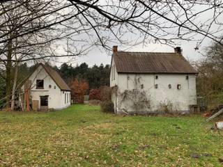 Gunstig gelegen weekendverblijf op 9.893m².<br />Vlot bereikbaar via E34.<br />Het hoofdgebouw kreeg 10 jaar geleden een nieuw dak en dubbele beglazing.<br />Inkom, badkamer met ligbad, lavabo en toilet, living met open keuken en houtkachel.<br />De verdieping kan ingericht worden als slaapkamer.<br />Het bijgebouw kreeg 2 jaar geleden een nieuw dak.<br />Hier bevinden zich de nutsvoorzieningen en de meters.<br />Mits kleine opfrissing zou je hier ook nog twee kamers van kunnen maken.<br />ideaal om met het gezin of vrienden het weekend of vakantieperiodes door te brengen.<br />Door de grote vrije delen op de grond kan je er eventueel paarden of andere dieren houden.<br /><br />Belangrijke informatie:<br />-domicilie is hier niet toegestaan, enkel geschikt als buitenverblijf<br />-de gebouwen zijn zonevreemd waardoor er enkel binnen het bestaande volume mag gerenoveerd worden<br />-belast met overweg naar achterliggend buitenverblijf
