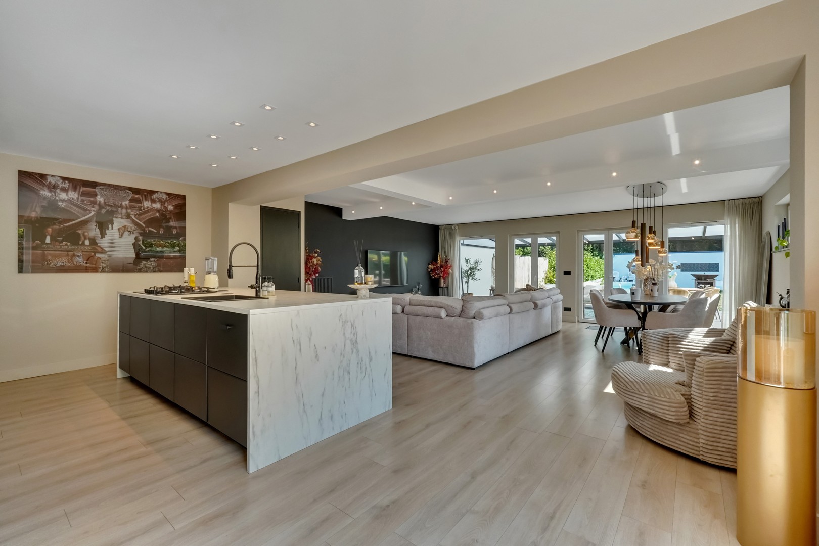 INSTAPKLARE GEZINSWONING MET ZWEMBAD, SAUNA EN RUIME TUIN OP TOPLOCATIE IN LANAKEN - foto 5