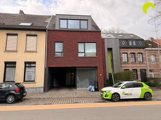<p><span>In het hartje van Kontich vinden we dit prachtig recent appartement in een rustig gebouw.</span></p><p><span>Winkelstraat en openbaar vervoer liggen op wandelafstand, en alle invalswegen naar Antwerpen, Mechelen en de omliggende gemeenten zijn vlot bereikbaar.</span></p><p><span>Aan de achterzijde van het gebouw geniet je van de groene omgeving.</span></p><p><span> </span></p><p><span>Indeling:</span></p><p><span>We nemen de trap of lift tot op de eerste verdieping en komen binnen in het appartement, waar we in de hall een apart gastentoilet met handenwasser vinden. </span></p><p><span>Daarnaast is er een handige berging met voorziening voor het plaatsen van een wasmachine en droogkast. Ook de uiterst zuinige Viessmann condensatieketel heeft hier zijn plaats.</span></p><p><span> </span></p><p><span>Achteraan ligt de slaapkamer van 14 m² die toegang biedt tot het zuid-west georiënteerde terras (8 m²).</span></p><p><span>Aansluitend vinden we de badkamer met grote inloopdouche uitgerust met rainshower en een lavabomeubel op maat dat extra opbergruimte biedt.</span></p><p><span> </span></p><p><span>Vooraan vinden we de uiterst lichtrijke woonkamer (30 m²) met de open keuken in strak wit design, welke is ingericht met een dubbele spoelbak, een vaatwasser, elektrische kookplaat en een dampkap. </span></p><p><span>De koelkast én 3-laden diepvriezer, oven én microgolfoven zijn geïntegreerd in de prachtige plafondhoge houten kastenwand.</span></p><p><span> </span></p><p><span>Overal in het appartement loopt de keramische parketvloer door en zijn er inbouwspots voorzien.</span></p><p><span>Bij het appartement hoort ook een kelderberging die bereikbaar is met de lift en trap, en een overdekte autostaanplaats.</span></p><p><span>Verder is er een gemeenschappelijke fietsenberging met elektriciteit (voor opladen elektrische fiets).</span></p><p><span> </span></p><p><span>Nuttige informatie:</span></p><ul><li><span>Maandelijkse kosten: €60,00 (onderhoud gemene delen en lift)</span></li><li><span>Beschikbaar: v01/06/2026</span></li><li><span>Huurwaarborg: 3 maanden </span></li><li><span>Plaatsbeschrijving: € 225</span></li><li><span>EPC: A</span></li></ul><p><span> </span></p><p><span>Boek nu zelf ONLINE uw afspraak in. Surf naar het betreffende eigendom op onze website <span>www.habicom.be</span></span><span> en klik op de roze knop </span><span>'PLAN EEN BEZOEK'</span><span>. <br />Kies het moment dat u het beste uitkomt, vul de gevraagde contactgegevens in en klik nadien op verzenden om te bevestigen.</span></p><p><span> </span></p><p><span> </span></p>