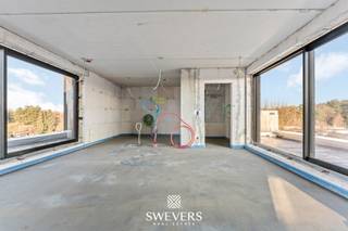 Voor meer info en foto’s, surf naar www.swevers.be – In het moderne nieuwbouwproject aan de Brugstraat 67 in Heusden-Zolder vind je dit instapklare appartement op de derde verdieping. Het kleinschalige gebouw met acht appartementen en één handelspand wordt opgeleverd zomer 2026 en voldoet met een E-peil van 30 (verlaagbaar naar 20 met zonnepanelen) aan de strengste energie-eisen. Met een bewoonbare oppervlakte van 83,02 m² geniet je van een lichtrijke leefruimte met open keuken (36,53 m²), een ruime slaapkamer (13,11 m²) en een moderne badkamer met douche. Extra bergruimte is voorzien in een aparte berging, een inkomhal en een gastentoilet. Het grote terras van 33 m² biedt een ideale zoninval in de namiddag en avond en garandeert rust en privacy. Het gebouw beschikt over een lift, optionele bovengrondse parkeerplaatsen en kelderbergingen. Daarnaast is er een gemeenschappelijke fietsenstalling. De ligging is uitstekend: winkels, scholen en openbaar vervoer bevinden zich op wandelafstand, terwijl de snelwegen vlot bereikbaar zijn. Belangrijk om te weten: de grondwaarde bedraagt 49.500 €, waarop slechts 12% registratierechten (6% onder voorwaarden) gelden. Op de constructiewaarde van 233.900 € is 21% btw verschuldigd (6% onder voorwaarden). Voor meer informatie, bel 011 255 155.