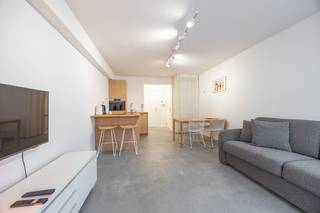 Op zoek naar een gezellige stek aan zee? Ontdek deze mooie, moderne studio op de derde verdieping, ideaal gelegen in het bruisende centrum van Oostende! De studio geniet van aangenaam zijdelings zeezicht en beschikt over een praktische berging. Een extra polyvalente ruimte kan perfect ingericht worden als bureau, slaaphoekje met kinderbedje of extra opbergruimte. Dankzij de uitstekende ligging bevinden het strand, de winkels, restaurants en het openbaar vervoer zich allemaal op wandelafstand. De ideale uitvalsbasis voor een heerlijk vakantieverblijf aan zee! Laat deze kans niet voorbijgaan en plan vandaag nog uw bezoek!