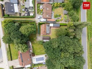 Deze vrijstaande woning, gelegen in een landelijke rustige omgeving aan het einde van een doodlopende straat, biedt een zeldzame kans.<br /><br />De eigendom bevindt zich op een prachtig perceel van maar liefst 1.400 m², waar ruimte en privacy centraal staan. De huidige indeling omvat één slaapkamer, maar dankzij het ruime perceel en de bestaande structuur zijn er verschillende mogelijkheden om de woning uit te breiden of volledig te herdenken naar hedendaagse normen en comfort.<br /><br />Hier woont u omringd door groen, terwijl u toch een vlotte verbinding behoudt met omliggende gemeenten en invalswegen. <br />Deze woning vormt de ideale basis voor wie op zoek is naar een renovatieproject met karakter, potentieel en een uitzonderlijke ligging.<br /><br />Beschikbaar bij akte!<br /><br />Interesse om deze opportuniteit verder te ontdekken? <br />Neem vandaag nog contact op met Top Vastgoed op 0475 700 700!
