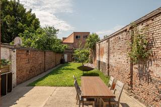 Bent u op zoek naar een instapklare woning waar comfort, ruimte en een uitstekende ligging samenkomen? Dan is deze prachtig gerenoveerde woning in de Schijfstraat 69 te Mechelen zeker een bezoek waard.<br />De woning werd in 2017 volledig gerenoveerd en verkeert in uitstekende staat. Dankzij het EPC-label C en een conforme elektrische keuring bent u verzekerd van een energiezuinige en zorgeloze aankoop.<br />Op het gelijkvloers bevindt zich een uitzonderlijk ruime garage met plaats voor twee wagens, aangevuld met toegang tot een gezellige stadstuin. Hier geniet u van een aangenaam groot terras, ideaal om te ontspannen of gasten te ontvangen.<br />De leefruimte op de eerste verdieping is licht en sfeervol ingericht en sluit aan op een tweede terras, waar u volop kunt genieten van de avondzon. Een heerlijke extra troef voor gezellige zomeravonden.<br />Op de tweede verdieping bevinden zich twee comfortabele slaapkamers en een moderne badkamer, waardoor de woning perfect geschikt is voor koppels, jonge gezinnen of wie op zoek is naar een stijlvolle stadswoning.<br />Dankzij de uitstekende ligging bevindt u zich op korte afstand van winkels, scholen, openbaar vervoer en het bruisende centrum van Mechelen.<br /><br />Troeven op een rij:<br />✅ Volledig instapklaar<br />✅ Totaal gerenoveerd in 2017<br />✅ EPC-label C<br />✅ Conforme elektrische keuring<br />✅ Ruime garage voor 2 wagens + oprit voor 1 wage<br />✅ Gezellige stadstuin met groot terras<br />✅ Extra terras aan de leefruimte met avondzon<br />✅ 2 slaapkamers en badkamer<br />✅ Uitstekende ligging nabij het centrum van Mechelen<br /><br />Deze woning combineert de charme van stadswonen met hedendaags comfort en praktische troeven. Een unieke kans voor wie zonder renovatiewerken wil verhuizen naar een kwalitatieve woning op een toplocatie.<br /><br />Voor interactieve grondplannen met foto’s, ga naar www.wijns.be en klik op de knop “virtueel bezoek”.<br />Info &amp; afspraak:  ☎ 0473/33 33 10   ✉ geoffry@wijns.be