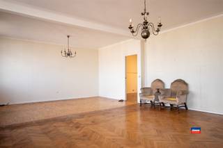 <p><span>2018 ANTWERPEN | TE RENOVEREN APPARTEMENT MET TWEE SLAAPKAMERS EN MOOI, ONVERSTOORDE UITZICHT | BEWOONBARE OPPERVLAKTE 106m² | EPC D |</span></p><p><span>Indeling als volgt: Inkomhal - grote woon- en eetruimte - keuken - 2 slaapkamers - badkamer met douche, lavabo en toilet - berging.<br />Maandelijkse kosten bedragen ca. 320 euro (water, gas, minuterie, syndicus, blokpolis, onderhoud,..)</span></p><p><span>Het appartement is gunstig gelegen nabij winkels, openbaar vervoer en alle verbindingswegen.</span></p>