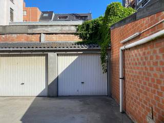 In de Kaaistraat, pal in het centrum van Oostende, bevindt zich deze garagebox op het gelijkvloers. Dankzij de directe toegang is de garage zeer...