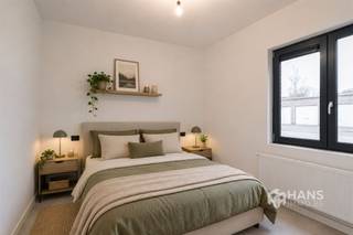 <p><span>Op een ideale locatie in Edegem - rustig maar toch vlakbij het centrum - treffen we dit instapklare appartement, dat deel uitmaakt van een vernieuwd hoekgebouw bestaande uit 6 wooneenheden. Het gehele pand is zonet volledig gerenoveerd en er zijn kosten noch moeite gespaard om het geheel tot in de puntjes af te werken met kwalitatieve materialen. Het dak en de ramen zijn vernieuwd en ook is er in elk appartement een nieuwe condensatieketel geïnstalleerd. Verder is de elektriciteit conform en de gevel is volledig gerenoveerd. Kortom: een zorgeloze aankoop waarin je meteen je intrek kan nemen!</span></p><p><span> </span></p><p><span>Het appartement heeft een totale oppervlakte van ca. 66 m² en beschikt over 2 volwaardige slaapkamers. De open keuken is volledig uitgerust met toestellen van Siemens en is voorzien van een composieten werkblad. De compacte badkamer is voorzien van een douche, lavabomeubel, wc en handdoekdroger.</span></p><p><span> </span></p><p><span>Tot slot beschikt het pand nog over een privatieve kelderberging en fietsenberging. De meters voor water, gas en elektriciteit zijn apart. Bewoonbare opp. 66 m² ref.: vloeropp. EPC-certificaat. Voor meer info of een gratis schatting surf naar www.hansimmo.be</span></p><p><span> </span></p>