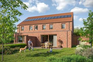 <p>In een rustige straat in het landelijke <strong>Bierbeek</strong> wordt binnenkort deze <strong>stijlvolle halfopen nieuwbouwwoning</strong> gerealiseerd op een royaal perceel van ca. <strong>8,5 are</strong>. De woning combineert <strong>moderne architectuur</strong> met een <strong>warme landelijke uitstraling</strong>, waardoor ze perfect past in het groene karakter van de omgeving.<br /><br />Binnenin valt de woning op door haar <strong>heldere ruimtes en slimme indeling</strong>. Op het gelijkvloers geniet je van een <strong>ruime leefkeuken en woonkamer met veel lichtinval</strong> en een mooi zicht op de tuin. Op de verdieping zijn standaard <strong>3 comfortabele slaapkamers</strong> voorzien, maar er is ruimte om dit uit te breiden tot <strong>5 kamers</strong> – ideaal voor wie extra slaapruimte, een bureau of hobbykamer nodig heeft. Daarnaast zijn er <strong>twee volwaardige badkamers</strong>, wat de woning bijzonder geschikt maakt voor gezinnen.<br /><br />De <strong>afwerking van keuken, badkamers en vloeren</strong> kies je zelf, zodat je het interieur volledig kan laten aansluiten bij jouw smaak en woonstijl.<br /><br />Ook op het vlak van energie en comfort zit je hier goed: de woning wordt uitgerust met een <strong>warmtepomp, zonnepanelen, ventilatiesysteem D</strong> en <strong>regenwaterrecuperatie</strong>. Zo combineer je <strong>moderne luxe</strong> met <strong>lage energiekosten</strong> en een kleinere ecologische voetafdruk.<br /><br />Met haar <strong>uitstekende ligging, duurzame technieken en royale ruimtes</strong> is dit een ideale plek om een <strong>kwalitatief en toekomstgericht thuis</strong> te creëren.<br /><br />Deze woning presteert <strong>beter dan energie-neutraal</strong>: we leveren standaard op met een <strong>E-peil lager dan 0</strong>. Dat betekent meer comfort, lagere energiekosten en een woning die klaar is voor de toekomst. Je geniet niet alleen van een toekomstgerichte, energiezuinige woning, maar ook van een <strong>fiscaal voordeel</strong>: slechts <strong>6% BTW</strong> op de constructie in plaats van 21%!<br /><br />👉 <strong>Interesse?</strong><br />Neem vandaag nog contact op voor meer informatie. Deze woning in Bierbeek biedt een <strong>unieke kans voor wie ruimte, comfort en een groene omgeving</strong><strong> zoekt.</strong></p>