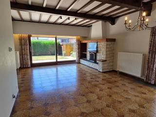 <p><span>GOED ONDERHOUDEN EN GEZELLIGE LAAGBOUWILLA 146M² MET 2 SLAAPKAMERS, GARAGE EN ZUIDWEST-GEORIËNTEERDE TUIN</span></p><p><span>rustige ligging in doodlopende straat nabij centrum en station met vlotte bereikbaarheid via N16, A12 en N17</span></p><p><span> </span></p><p><span>Gelijkvloers:</span><span> Ruime inkomhal (18m²) / wc / living met eetplaats (35m²) met toegang tot groot terras en aangename zuidwest-georiënteerde tuin / recente en super-ingerichte keuken (3,5 x 3,3m) (bouwjaar: 2019) / berging (2 x 1,5m) / 2 ruime slaapkamers (4,4 x 4,2m; 3,9 x 3m) / badkamer met wastafel, ligbad en douche / garage (5,5 x 3,2m) met wasplaats (3,4 x 2,3m).</span></p><p><span>Stockage-zolder (11,4 x 8,4m).</span></p><p><span> </span></p><p><span>Tuin met terras (voorzien van 2 zonnetenten) en tuinberging.</span></p><p><span>Oprit met meerdere autostaanplaatsen.</span></p><p><span> </span></p><p><span>Woning is herschilderd en voorzien van lichtarmaturen en raamdecoratie.</span></p><p><span> </span></p><p><span>Lasten: € 75 / maand (onderhoud en snoeiwerk van de hagen en planten in de achtertuin).</span></p><p><span> </span></p><p><span>Woning is bewoonbaar door maximaal 3 personen.</span></p><p><span> </span></p>