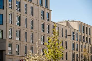 <p><span>COMFORTABEL APP. MET 1 SLK, TERRAS & PARKEERGELEGENHEID </span></p><p><span> </span></p><p><span>In de residentiële wijk Zurenborg in het zuidoosten van de stad Antwerpen treffen wij residentie Plantin Moretus aan. De buurt staat gekend om de statige huizen, de gezellige pleinen en haar prachtige architectuur. Tevens bevinden wij ons nabij het Stadspark, het centraal station, het bruisende stadscentrum met diverse horecagelegenheden, lokale handelaars, de Antwerpse Zoo, De Groenplaats, De Meir, ... Kortom een stadswoning op een ware A-locatie met alle voorzieningen binnen handbereik!</span></p><p><span> </span></p><p><span>Toegekomen aan de residentie nemen wij de lift naar de eerste verdieping. Hier ontdekken wij een gezellig appartement met aangenaam terras. Wij komen binnen in de leefruimte bestaande uit een volledig uitgeruste keuken, een eethoek en een zithoek. In het verlengde van de leefruimte is er het knappe terras als uitbreiding van de leefruimte. Opnieuw aangekomen in het appartement verplaatsen wij ons naar de nachthal. Deze geeft ons toegang tot de aangename slaapkamer met ensuite badkamer, het afzonderlijk toilet en de wasruimte/berging.</span></p><p><span> </span></p><p><span>Troeven:</span></p><p><span>- A-locatie</span></p><p><span>- Gloednieuw appartement</span></p><p><span>- Aanwezigheid van een terras</span></p><p><span>- Parkeergelegenheid voor wagen en fiets<br />*Mogelijkheid tot het huren van een parkeerplaats, 125,00 euro/maand + berging 25,00 euro/maand<br /><br /></span></p><p><span>Interesse om de eerste bewoner te worden van dit knap appartement op een absolute A-locatie? Neem contact op met Pillar Estate via <span>info@pillar.estate</span></span><span> of contacteer ons op het nummer 033 695 695.</span></p><p><span>*Deze gegevens zijn louter ter informatieve titel. De vermelde oppervlaktes zijn slechts een indicatie. Pillar kan niet verantwoordelijk gesteld worden voor de juistheid van de aan haar verstrekte gegevens. </span></p><p><span> </span></p>