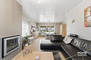 Deze open bebouwing is centraal gelegen in Klerken en bevindt zich op een mooi en ruim perceel van maar liefst 1.551 m². De woning is volledig gelijkvloers en heeft een bewoonbare oppervlakte van 136 m², wat zorgt voor een praktische en comfortabele indeling.<br /><br />De woning beschikt over drie volwaardige slaapkamers en een recent vernieuwde badkamer. De leefruimte sluit aan op maar liefst twee veranda’s, waarvan één recent werd aangebouwd. Deze zorgen voor extra leefruimte en een mooie verbinding met de tuin, ideaal om het hele jaar door te genieten van licht en groen.<br /><br />Een extra troef is de ruime zolder, die de mogelijkheid biedt om extra kamers of hobbyruimtes te creëren, ideaal voor wie nood heeft aan extra slaapkamers, een bureau of speelruimte.<br /><br />Daarnaast is de woning uitgerust met zonnepanelen, wat bijdraagt aan een energiezuiniger verbruik.<br /><br />Vooraan de woning bevindt zich een garage, en achteraan in de tuin zijn er nog twee extra garages, perfect voor extra opslag, hobbyruimte of meerdere voertuigen.<br /><br />De grote tuin biedt tal van mogelijkheden en combineert ruimte met privacy, terwijl de centrale ligging zorgt voor een vlotte bereikbaarheid.