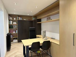 <p><span>Deze woning is centraal gelegen in Kessel en valt meteen op door de aangename, lichtrijke leefruimte (34 m²). Dankzij de grote raampartijen geniet je hier van een overvloed aan natuurlijk licht en een open, uitnodigende sfeer  een ideale plek om tot rust te komen of gezellig samen te zijn. Aansluitend bevindt zich een praktische bureauruimte (13 m²) met ingemaakte kasten, perfect voor thuiswerk of extra opbergruimte. Het volledige gelijkvloers is afgewerkt met kwalitatief maatwerk, wat zorgt voor een stijlvolle en praktische inrichting.</span></p><p><span>De keuken (25 m²) is uitgevoerd in stijlvolle bruin/zwart- en marmertinten en sluit mooi aan op de leefruimte. Van hieruit heb je directe toegang tot de tuin en de terrassen. De woning beschikt over twee terrassen (aangelegd in 2024), zodat je op elk moment van de dag van de zon kan genieten. De zuidgerichte tuin met een oppervlakte van ca. 200 m² (excl. bijgebouw en oprit/voortuin) vormt een aangename buitenruimte. Daarnaast is er een ruime, vrijstaande garage/tuinberging van 28 m².</span></p><p><span>Verder beschikt de woning over een aparte wasruimte (8 m²), een gastentoilet (2 m²) en handige extra bergruimte. In de leefruimte zorgt een pelletkachel voor extra warmte en gezelligheid.</span></p><p><span>Op de eerste verdieping vind je een verzorgde badkamer (9 m²) met dubbele lavabo, toilet en een inloopdouche, afgewerkt in warme houttinten. Daarnaast zijn er momenteel drie kamers: een ruime slaapkamer (15 m²) met ingemaakte kasten, een tweede grote kamer (19 m²) die eenvoudig op te splitsen is in twee volwaardige slaapkamers, en een extra ruimte (4 m²) die perfect kan dienen als dressing of kinderkamer. De nachthal (3 m²) verbindt alles mooi en de verdieping is afgewerkt met laminaat.</span></p><p><span>De zolder (45 m²) strekt zich uit over de volledige woning en biedt tal van mogelijkheden. Deze ruimte kan perfect ingericht worden als extra slaapkamer, waardoor de woning potentieel tot vier slaapkamers biedt.</span></p><p><span>De woning werd in 2020 grondig gerenoveerd en beschikt over een conform keuringsattest voor de elektriciteit. Verwarming gebeurt op gas en met 18 zonnepanelen is er ook aandacht voor energiezuinig wonen.</span></p>