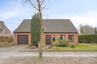 Dit vrijstaand huis langs de Antoon Verhulststraat biedt de unieke kans om jouw droomhuis te creëren in een rustige, doodlopende straat, terwijl...