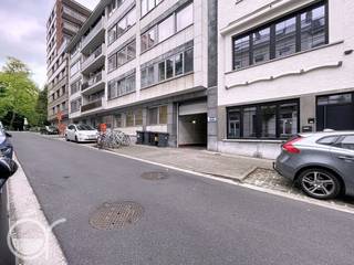 Deze afgesloten autostaanplaats nr 43 bevindt zich in de Hendrik van Brederodestraat. Op wandelafstand van het Sint-Pietersstation. Bij de...