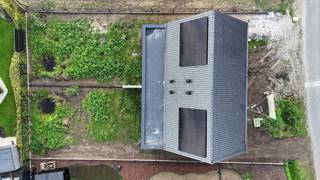 <p>Bent u op zoek naar een energiezuinige nieuwbouwwoning waar ruimte, comfort en een groene omgeving perfect samenkomen? Dan is deze prachtige woning op een perceel van <strong>367 m²</strong> beslist een bezoek waard.</p>
<p>Bij het betreden van de woning komt u in een verzorgde inkomhal met gastentoilet. De ruime en lichtrijke leefruimte met open keuken vormt het hart van de woning en biedt dankzij de grote raampartijen een aangename verbinding met de tuin en het terras. Aansluitend bevindt zich een praktische berging die extra opbergruimte en comfort biedt.</p>
<p>Op de eerste verdieping vindt u drie volwaardige slaapkamers, allen met een aangename lichtinval. Verder beschikt deze verdieping over een stijlvolle badkamer, uitgerust met zowel een ligbad als een douche, en een apart toilet.</p>
<p>Via een vaste trap bereikt u de zolderverdieping. Naast de technische ruimte voor de ventilatie-installatie blijft hier nog voldoende oppervlakte over om eenvoudig een zeer ruime vierde slaapkamer, hobbyruimte of thuiskantoor te realiseren.</p>
<p>Ook op technisch vlak voldoet deze woning aan de hoogste normen. Zo geniet u van <strong>vloerverwarming</strong> die wordt aangestuurd door een <strong>geothermische warmtepomp</strong>, wat garant staat voor een uiterst energiezuinig en comfortabel binnenklimaat. Bovendien zijn <strong>zonnepanelen</strong> voorzien, waardoor u geniet van een lage energiefactuur en een duurzame toekomst.</p>
<p>Buiten wordt de woning volledig afgewerkt met een aangelegd terras, een verzorgde tuin en een aangelegde oprit, zodat u meteen kunt genieten van uw nieuwe thuis.</p>
<p>De ligging is een absolute troef. In een rustige, groene omgeving, op wandelafstand van de prachtige <strong>Belse Bossen</strong> en met een vlotte verbinding naar <strong>Geel</strong> en <strong>Mol</strong>, combineert deze woning natuur, rust en een uitstekende bereikbaarheid.</p>
<p><strong>Troeven op een rij:</strong></p>
<ul>
<li>Nieuwbouwwoning op 374 m²</li>
<li>Ruime leefruimte met open keuken</li>
<li>3 volwaardige slaapkamers met mogelijkheid tot een 4de slaapkamer</li>
<li>Badkamer met ligbad én douche</li>
<li>2 aparte toiletten</li>
<li>Vaste trap naar de ruime zolder</li>
<li>Geothermische warmtepomp met vloerverwarming</li>
<li>Zonnepanelen</li>
<li>Aangelegd terras, tuin en oprit</li>
<li>Rustige en bosrijke ligging nabij de Belse Bossen</li>
<li>Vlotte verbinding naar Geel en Mol</li>
</ul>
<p>Interesse in deze instapklare, energiezuinige nieuwbouwwoning? Neem vandaag nog contact op voor meer informatie of een bezoek ter plaatse.</p>