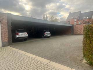 Dit royaal appartement, met een hoog plafond, biedt een comfortabele leefruimte. De open keuken is voorzien van een vaatwasser, koelkast en oven...