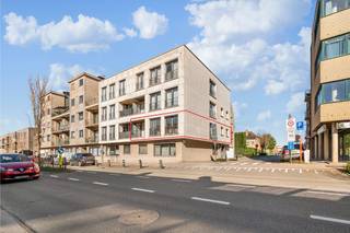 ZEER RUIM LUXE HOEKAPPARTEMENT MET 3 SLPK met 160 M2 bewoonbare oppervlakte !!!Gelegen op het eerste verdiep met liftHal, dub. glazen deur naar ruime...