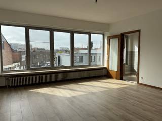 Appartement met 2 slaapkamers en terras op de 2de verdieping. Gelegen nabij centrum Mechelen en op- en afrit E19. Zonnig appartement met 2 slaapkamers, woonkamer met open keuken, badkamer met ligbad en WC, 2 ruime slaapkamers, berging en terras. Op wandelafstand van centrum Mechelen, nabij Telenet, ziekenhuis en jeugdvelden KV Mechelen.
