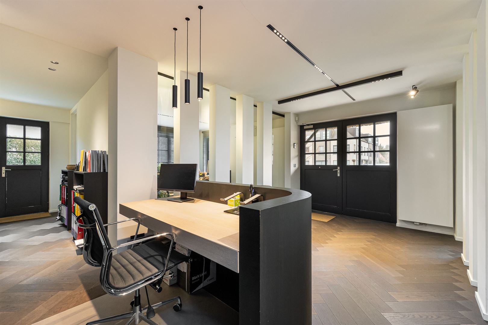 Office in stylish setting - photo 3