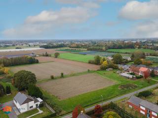 Op een uitstekende locatie te Putte (Peulis) bevindt zich deze te renoveren woning met 5 slaapkamers, garage en aanhorigheden op een fantastisch perceel van maar liefst 10.000 m². U geniet hier van een uitstekende bereikbaarheid door de aanwezigheid van belangrijke invalswegen, toch vlakbij het centrum met winkels, scholen en het openbaar vervoer.<br /><br />Het betreft een zonevreemde woning die u mogelijks ook kunt afbreken en heropbouwen tot 1000 m³. Een recent opmetingsplan (lot 1) vindt u bij downloads op onze website.<br /><br />We betreden de woning via de inkomhal. De leefruimte geniet van een mooie lichtinval door de vele raampartijen, waardoor u kan genieten van een prachtig verzicht op de tuin en naastgelegen weilanden. U kunt de woonkamer daarbij inrichten met een aparte eetplaats en een gezellige zithoek. Vanuit de leefruimte betreden we de keuken. Aansluitend bevindt zich een badkamer en toilet, wasplaats en een aparte berging. Het gelijkvloers beschikt verder nog over een eerste slaapkamer, ruime schuur en garage. De nachthal op de eerste verdieping geeft ons toegang tot 4 slaapkamers. Tenslotte is deze woning voorzien van een kelder en een opbergzolder. In de royale tuin en op het prachtig perceel kan u in alle rust genieten van de groene omgeving en het mooie weer. <br /><br />U bent verplicht om deze woning binnen de 5 jaar na aankoop grondig energetisch te renoveren tot minimum EPC-label D.<br /><br />Dit is een uitstekende opportuniteit als u op zoek bent naar een woning gelegen op een uniek perceel van 10.000 m². Contacteer ons voor meer informatie op 0474/78 07 73 of via info@boonstravastgoed.be<br /><br />Bijzonderheden:<br />- 5 slaapkamers<br />- Veel mogelijkheden<br />- Fantastisch perceel (10.000 m²)