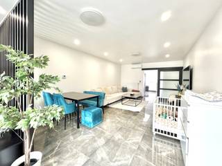 8793 SINT-ELOOIS-VIJVE, Gentseweg 647/ Gustaaf Mahieulaan - INSTAPKLARE WONING MET TUIN & GARAGE EN UITWEG - 3 SLAAPKAMERS<br />Gezinswoning op een comfortabel perceel van 265 m²; Gelegen op een goede locatie nabij alles wat men nodig heeft (winkels, openbaar vervoer,..) alsook topverbindingen naar E17 en overige; Indeling: inkom; Lichtrijke woonkamer met ruimte voor salon en eetplaats; Geïnstalleerde halfopen keuken met alle comfort: vaatwas, afzuigkap, oven, koelkast, microgolfoven, dubbele gootsteen met druipzone, kookplaat. Extra bergruimte onder de trap; Gang met twee lichtkoepels die leidt naar: Badkamer met inloopdouche en wastafel; Wasplaats en hoek met technische ruimte: condenserende ketel op aardgas, Apart toilet met handwasser; Rechtstreekse doorgang via achterdeur met glasraam richting de tuin; Overdekt terras met niveau, aangelegd in tegels; Gazon met achteraan een grote berging/ garage met uitweg via de Gustaaf Mahieulaan; Naast de keuken is een trap naar de bovenverdieping: nachthal, 2 ruime slaapkamers; Trap naar ingerichte zolderkamer met velux; Overal dubbele beglazing in kunststof met draaikipfunctie en koepels in dubbel glas; Boven achteraan, vliegenramen en automatische rolluik; Overal centrale verwarming op aardgas; EPC 226/ Label C; extra Unit airco/verwarming met warmtepomp in woonkamer; Dak geïsoleerd; Conforme elektrische installatie; Beschikbaar: bij akte na betaling; Info en bezoek: julie@elet.immo of 0479 635 685.