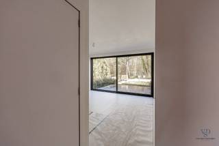 Deze nieuwbouwwoning met 3 slaapkamers situeert zich in het centrum van het Dikkelvenne, omgeven door groen. <br />Zowel de bakker, de beenhouwer ... als de lagere school bevinden zich op wandelafstand waardoor deze woonst een ideale uitvalsbasis voor jonge en minder jonge gezinnen.<br /><br />Via de inkom kunnen we zowel de zithoek (rechts) als de open keuken met eethoek (links) binnenkomen. In de overloop tussen beide ruimten (zithoek en eethoek) situeert de trap naar de verdieping evenals een pc-hoek.<br />Eveneens op het gelijkvloers terug te vinden is een wasplaats en afzonderlijk toilet.<br />Op de verdieping vinden we een toilet, 3 slaapkamers, een badkamer en een linnenberging.<br /><br />Kortom, deze praktisch ingedeelde, ruime woning in het pittoreske Dikkelvenne is een 'must visit'.<br />We kijken er naar uit om jou te mogen rondleiden.