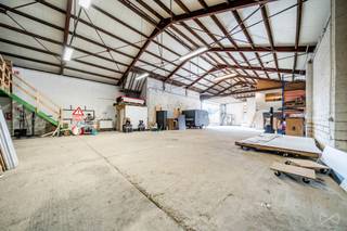 WE INVEST Sud-Luxembourg presents this versatile warehouse, ideally located in Arlon, just a few minutes from the motorways to Luxembourg.A strategic...