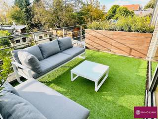 Moderne duplex met 2 kamers, terras & parking in centrum Perk! Indeling 1ste verdieping: inkomhal, ruime woonkamer met open uitgeruste keuken,...