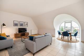 5100 NAMUR, Rue du Capitaine Jomouton, 30 - H.32<br />Au 3ème étage, dans une rue calme à deux pas de la Meuse, cet appartement de ± 94 m² nets offre un cadre de vie paisible et lumineux.<br />Il se compose d'un hall d’entrée et d’un espace de vie avec cuisine ouverte équipée de ± 45 m². La partie nuit comprend un hall de nuit, une buanderie, un wc et une chambre spacieuse de ± 12,5 m² avec accès à la salle de bain. Une cave privative complète ce bien. À moins de 10 minutes du centre de Namur, cet appartement allie confort et proximité dans un cadre verdoyant.<br /><br />**CONDITIONS FINANCIERES**<br />PRIX : 250.000 €<br />LOCATION : VACANT<br />Parking extérieur : 12.500 €<br />Prix de vente sous droits d'enregistrement<br />Frais d'acte de base à charge de l'acquéreur (± 800 € HTVA)<br /><br />** TECHNIQUE**<br />- PEB : C ; 243kwh/m²/an ; code unique: 20250417025405<br />- Chaudière gaz individuelle<br />- Electricité conforme<br />- Charges mensuelles de ± 90€<br /><br />** INFORMATIONS et VISITES**<br />Louis MEERT 0477 57 98 87 ou LMEERT@TREVI.BE